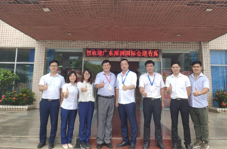 Exhibition customers visit storage racking factory in China