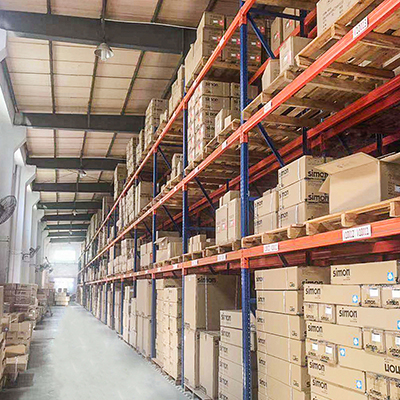 What kind of storage racks are used by manufacturing companies with low cost？